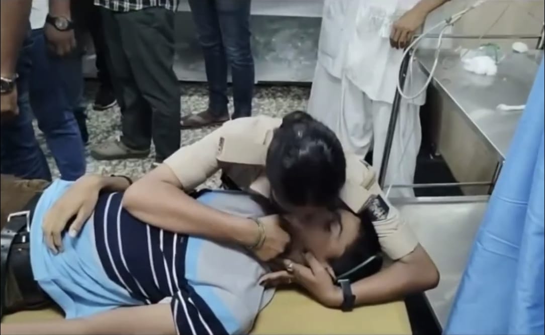 “मां कभी हार नहीं मानती” — बेटे की मौत को नकारती रही मां, अस्पताल में देती रही सीपीआर, वीडियो वायरल