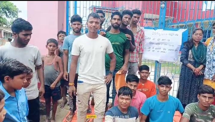 खगड़िया के परबत्ता में मूल प्रमाण-पत्र नहीं मिलने से नाराज छात्रों ने स्कूल के प्रवेश द्वार पर जड़ा ताला, डीईओ से हस्तक्षेप की मांग