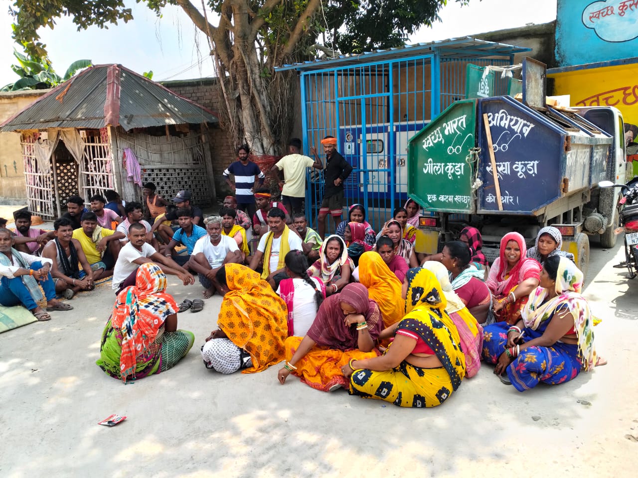 कटिहार: कुर्सेला नगर पंचायत के सफाई कर्मचारी गए हड़ताल पर, लोगों को बढ़ी परेशानी