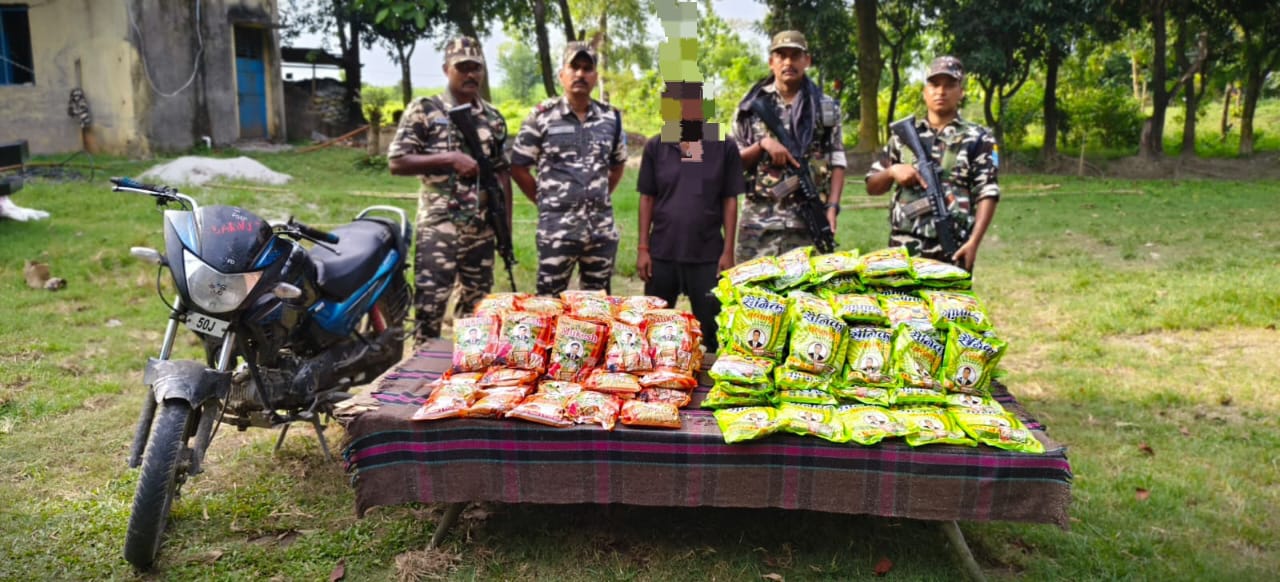 सुपौल में एसएसबी ने प्रतिबंधित समान के साथ मोटर साइकिल एवं एक तस्कर को किया गिरफ्तार