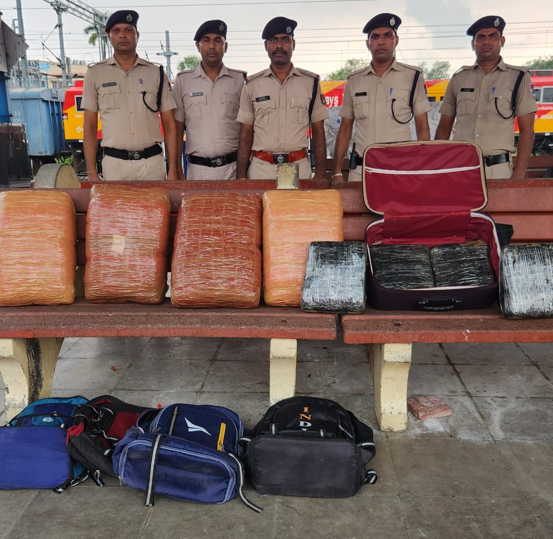 डिब्रूगढ -नई दिल्ली एक्सप्रेस से 51 किलो गांजा बरामद
