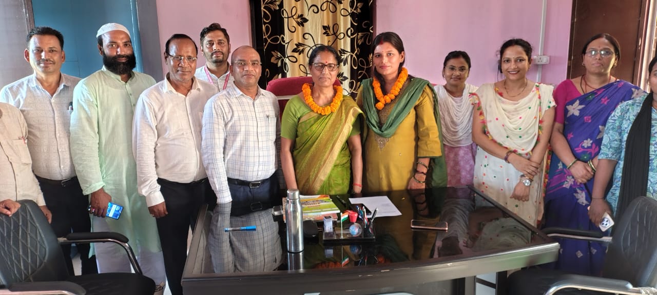 जिस स्कूल की हेडमास्टर हैं मां, उसी में टीचर बनी बेटी