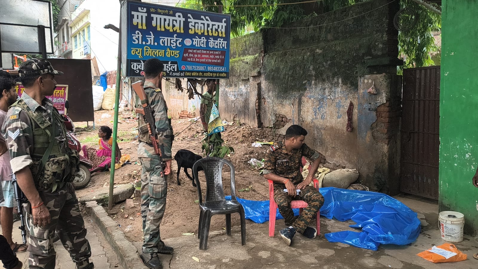 देवघर : बंद पड़े मकान में फंदे से लटकी मिली लाश, मृतक की पहचान नहीं