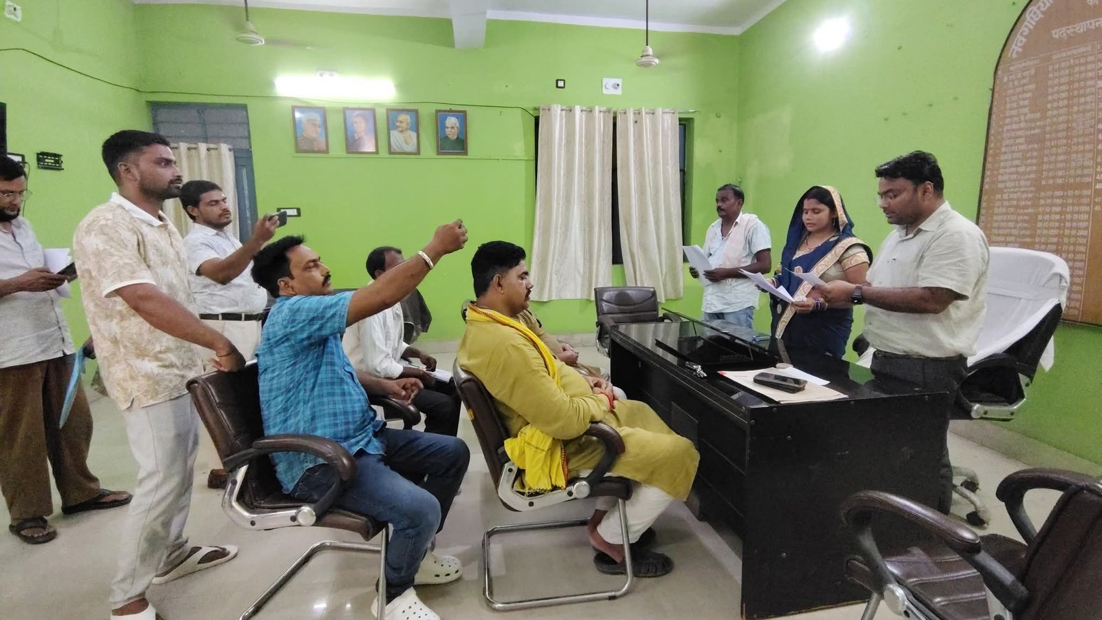 नवगछिया प्रखंड के तेतरी उत्तर भाग संख्या-9 से रीता देवी बनीं नवनिर्वाचित पंचायत समिति सदस्य, सीओ ने दिलाई शपथ