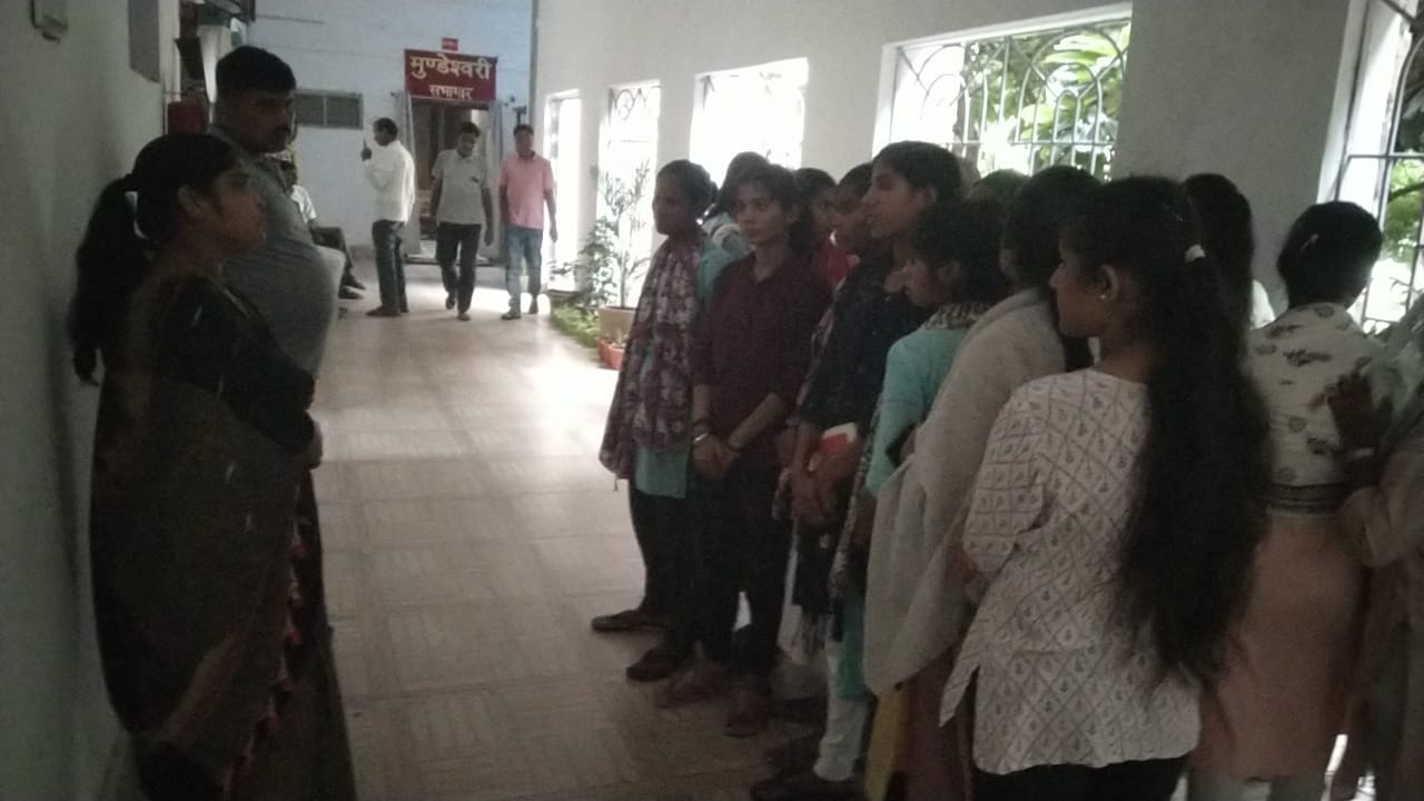 छात्रावास में गैस पर अलग-अलग खाना बनाने की मांग पर बवाल, जिला कल्याण पदाधिकारी बोले– गाइडलाइन के खिलाफ