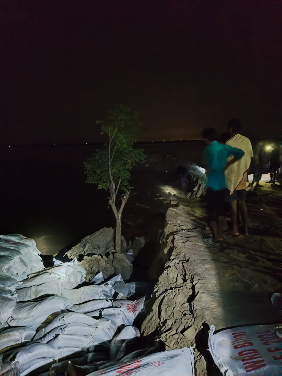 27 दिन में ध्वस्त हुआ छह करोड़ का स्पर: इस्माईलपुर-बिंद टोली तटबंध पर फिर भीषण कटाव