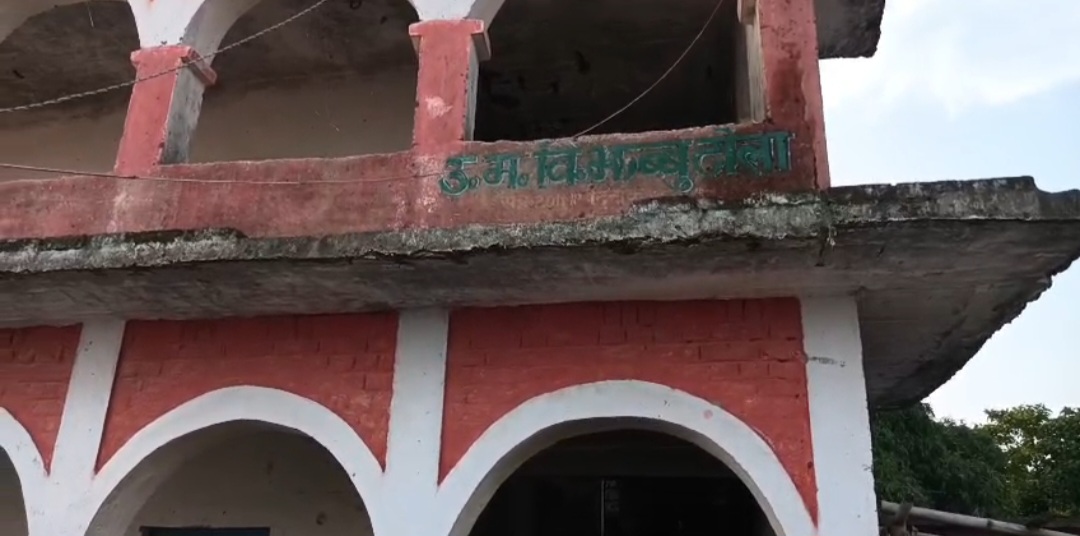 गंगा ने छीनी पढ़ाई की छांव, स्कूल भवन डूबने की कगार पर