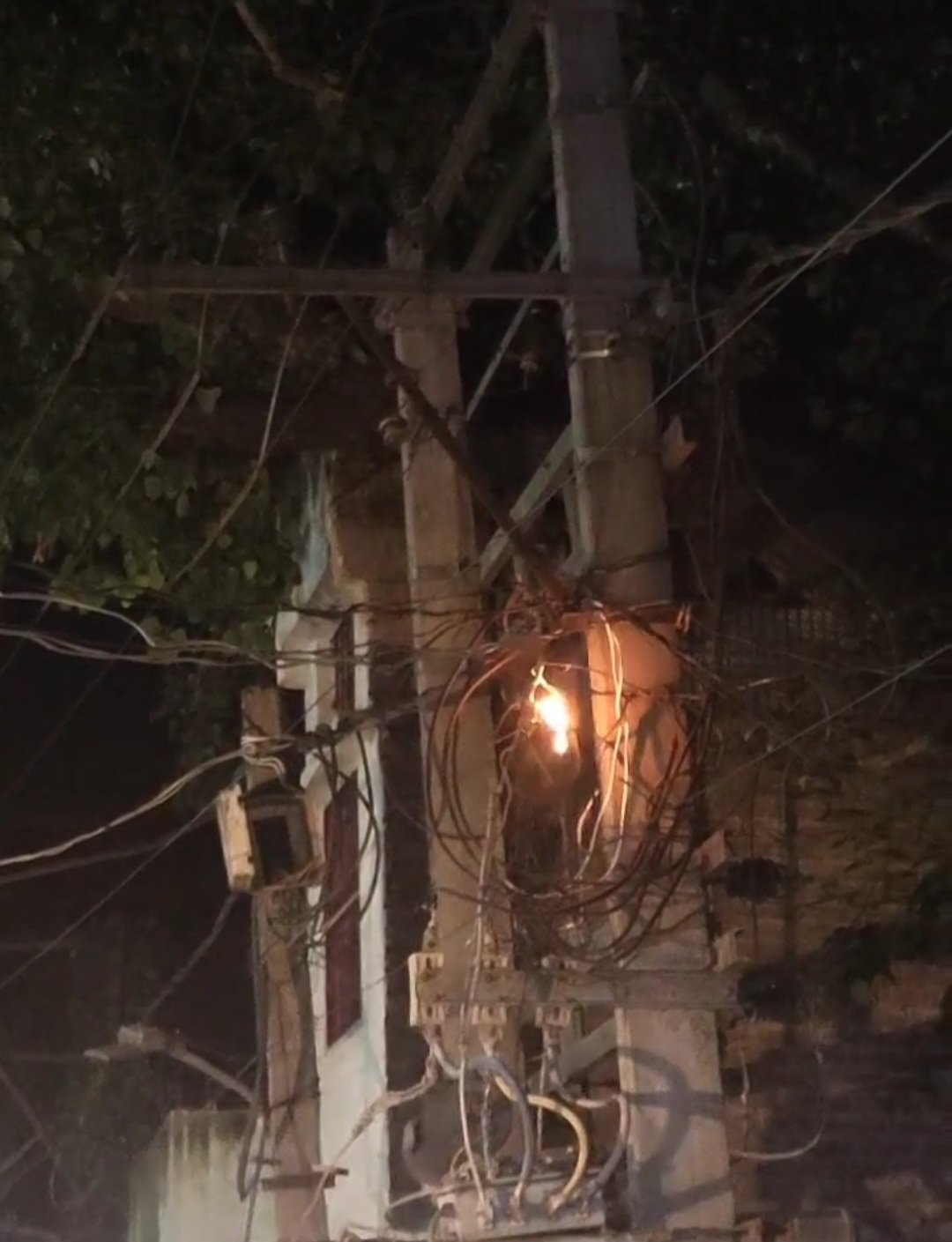 नवगछिया बाजार में ट्रांसफार्मर में लगी आग, अफरा-तफरी का माहौल, समय रहते कट गई बिजली