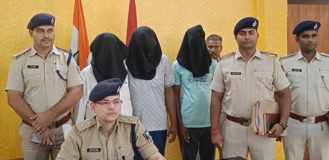 राज्य स्तरीय वाहन चोर गिरोह का भंडाफोड़; चोरी के दो ट्रैक्टर बरामद, तीन गिरफ्तार