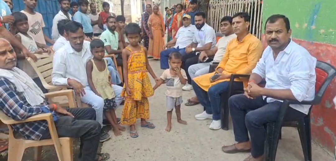पति को भेजा जेल और फिर प्रेमी संग फरार हो गई कलयुगी मां, तीन बच्चे दर-दर भटक रहे