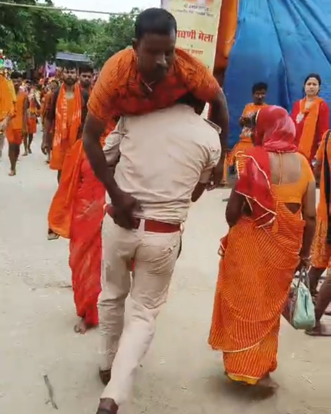 SI रंजन ने कांवरिया की जान बचाई : कंधे पर उठाकर पहुंचाया अस्पताल, पुलिस की तत्परता की हो रही सराहना