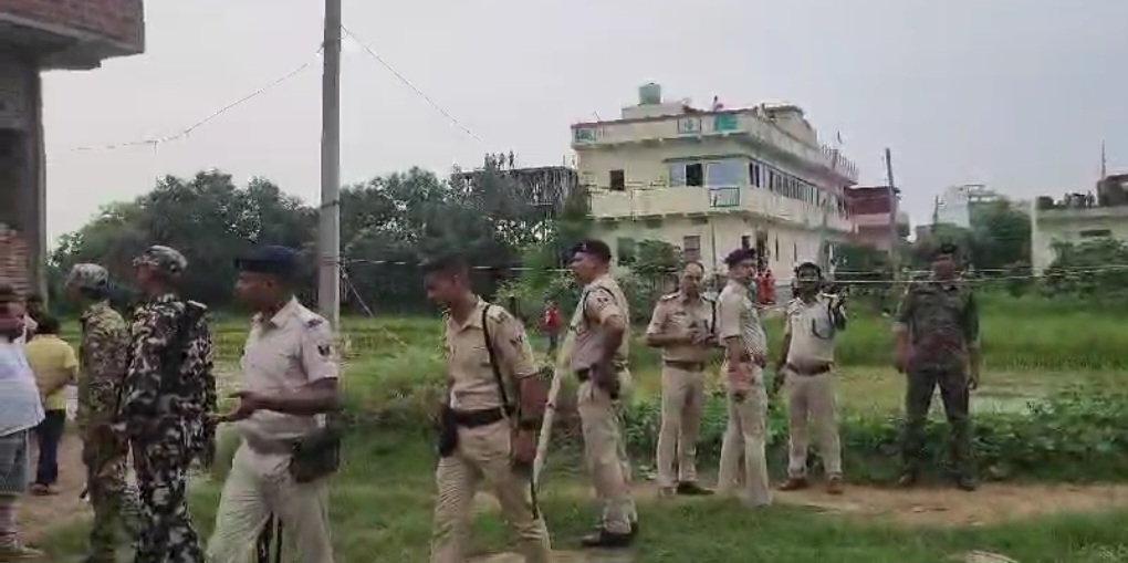 छोटे भाई की हैवानियत: सगे बड़े भाई को मारी गोली; बनारस रेफर,  छत पर देशी कट्टा लहराकर घंटों मचाया हाई वोल्टेज ड्रामा