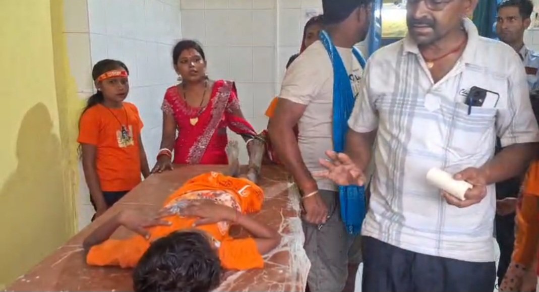 तेज रफ्तार ऑटो अनियंत्रित होकर पलटा, श्रद्धालु घायल