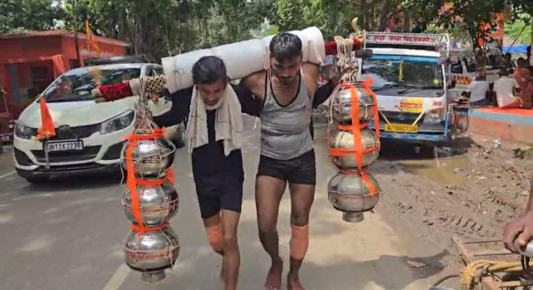 100 किलो गंगाजल लेकर नंगे पांव निकले दो श्रद्धालु, गौ माता को राष्ट्रीय दर्जा और लाचारों के लिए आश्रम बनाने का लिया संकल्प