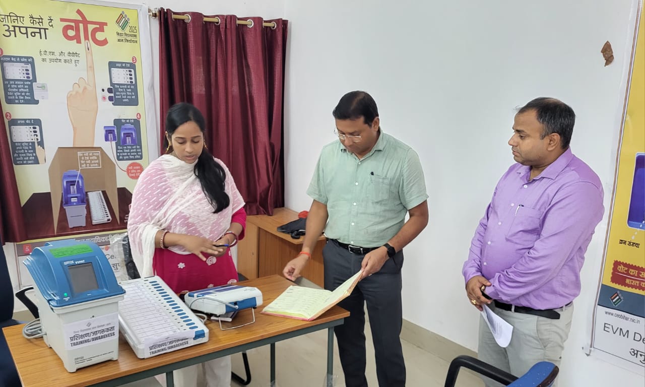 सुपौल में आम निर्वाचकों के लिए डेमोंसट्रेशन स्थापित ,एसडीएम ने किया निरीक्षण