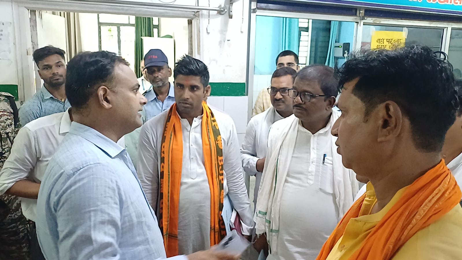 लखीसराय  सदर अस्पताल का डीएम ने किया निरीक्षण, सुविधाओं के सुधार को लेकर दिए दिशा-निर्देश