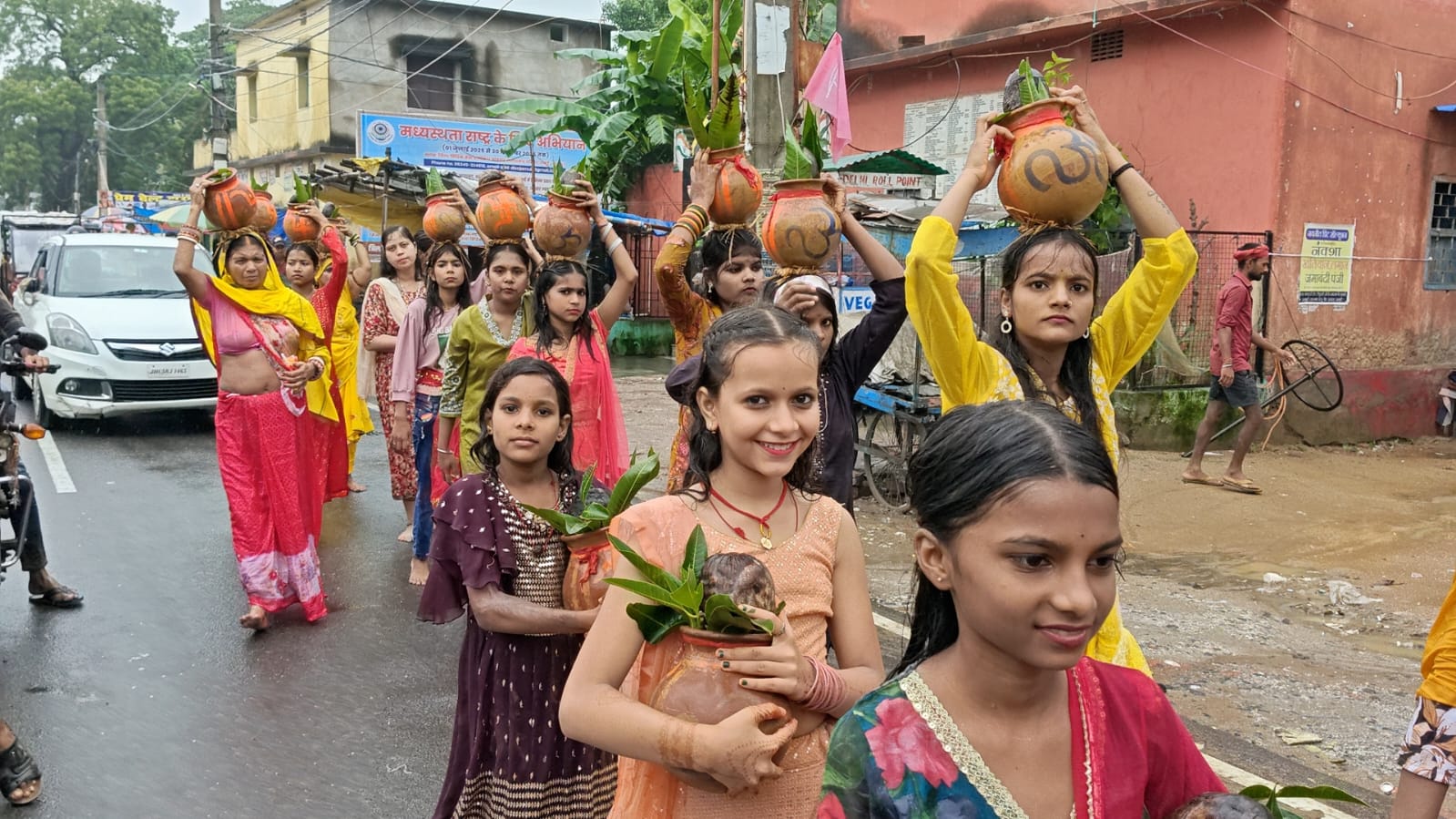 जमुई में साईं नाथ ट्रस्ट का स्थापना दिवस शुरू, 201 कन्याओं ने निकाली भव्य कलश यात्रा