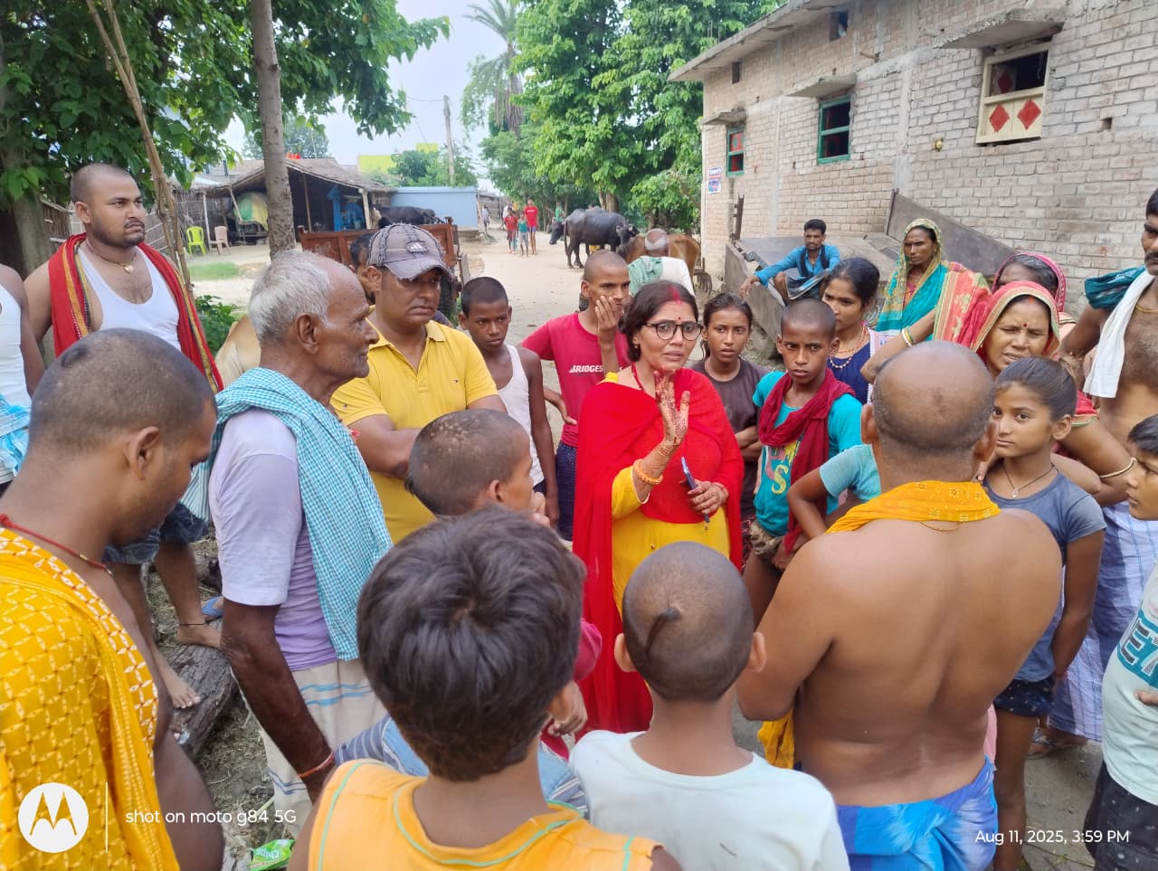 जिला परिषद सदस्य को बाढ़ पीड़ितों ने बताई समस्या, लोगों ने नाव की कमी सहित अधिक पैसे वसूले जाने को लेकर की शिकायत