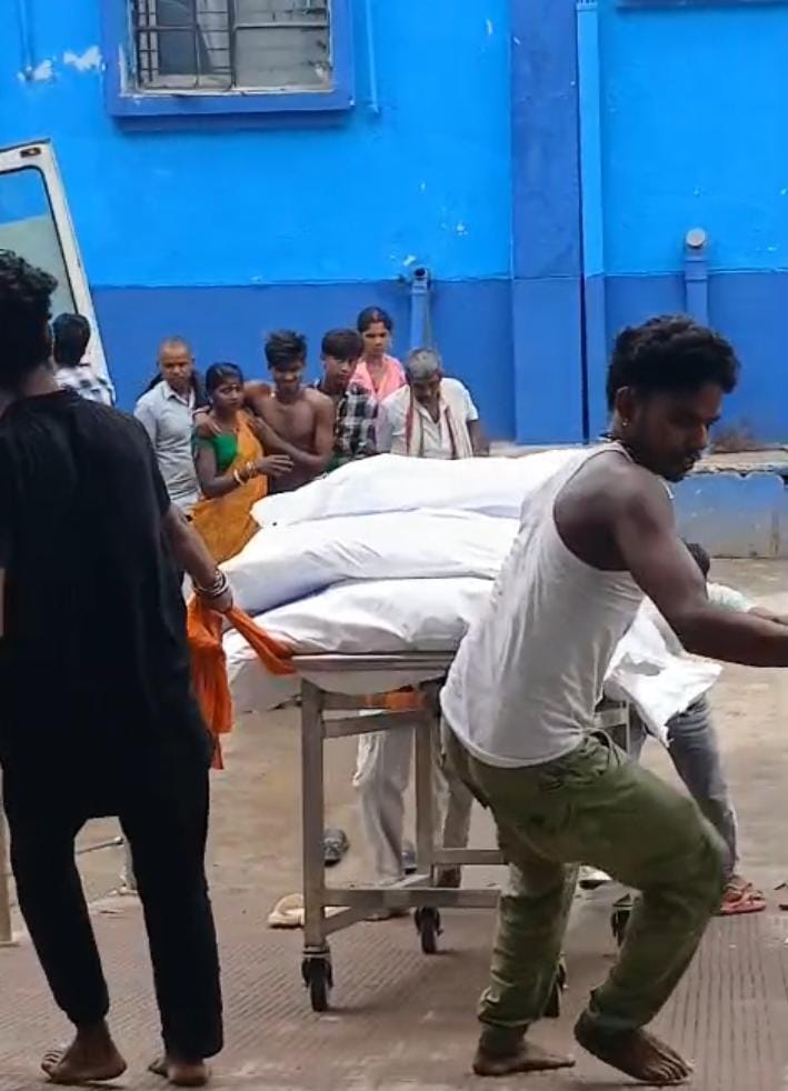 स्ट्रेचर पर खगड़िया की स्वास्थ्य व्यवस्था : मरीज स्ट्रेक्चर के लिए इंतजार करता रहा, स्ट्रेक्चर पर बोरियां ले जा रहे थे स्वास्थ्य कर्मी