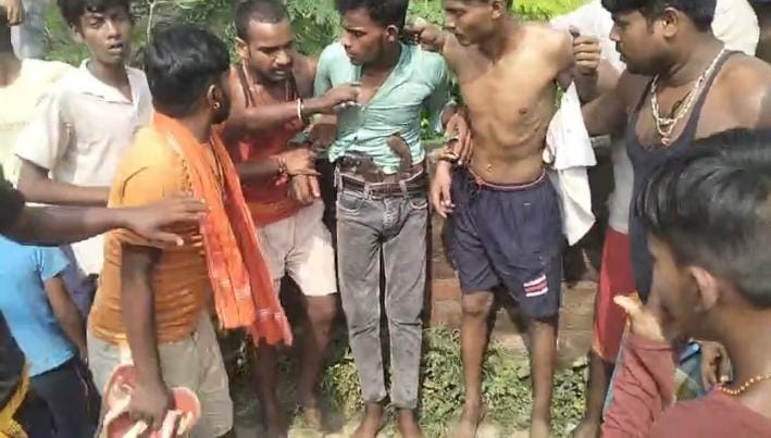 बंटवारा विवाद में देशी कट्टा लेकर पहुंचा दो युवक, ग्रामीणों ने पकड़ किया पुलिस के हवाले