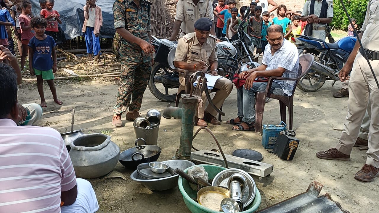 मोस्ट वांटेड अमरजीत महतो के झारखंड स्थित घर पर मनिहारी पुलिस की कुर्की-जब्ती कार्रवाई