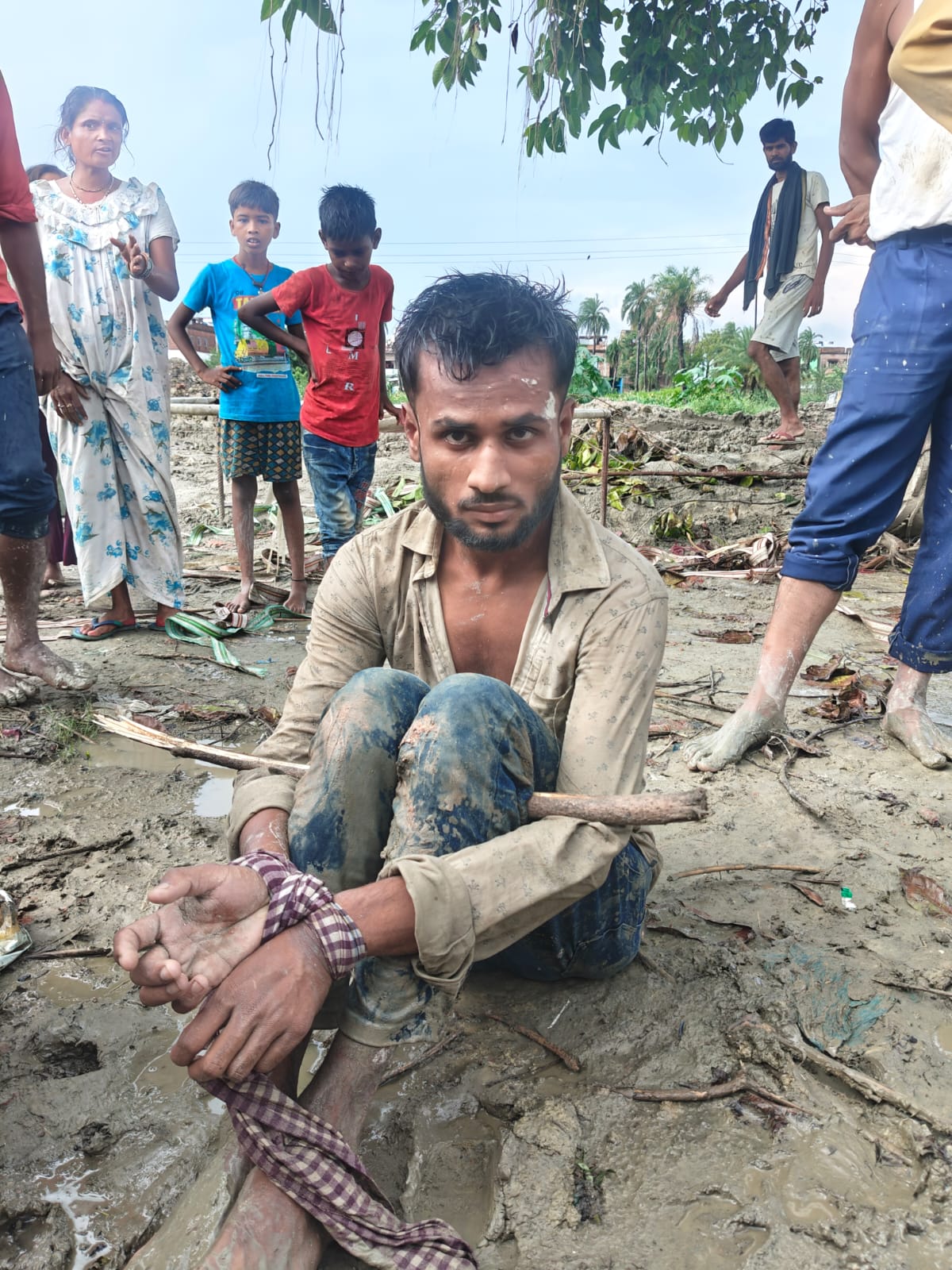 DMCH के पास निर्माणाधीन अस्पताल परिसर में युवक की पिटाई का वीडियो वायरल, कंपनी कर्मियों पर बंधक बनाने का आरोप