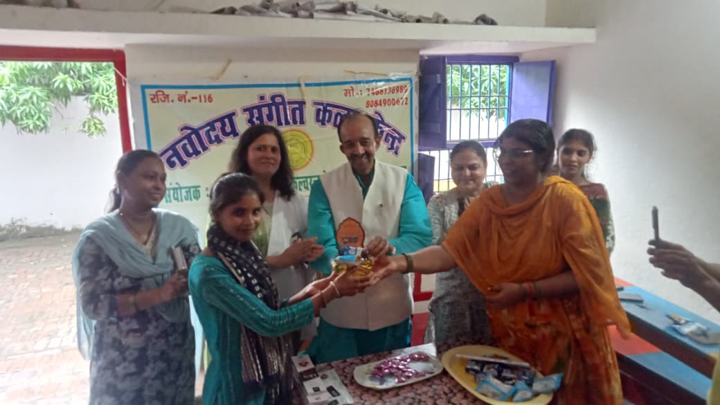 मेहंदी प्रतियोगिता में विभा,  नेमत परवीन और अंजलि रहीं अव्वल
