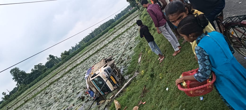 कटिहार में बड़ा हादसा टला! अनियंत्रित पिकअप विद्युत पोल से टकराई, बाल-बाल बचे लोग