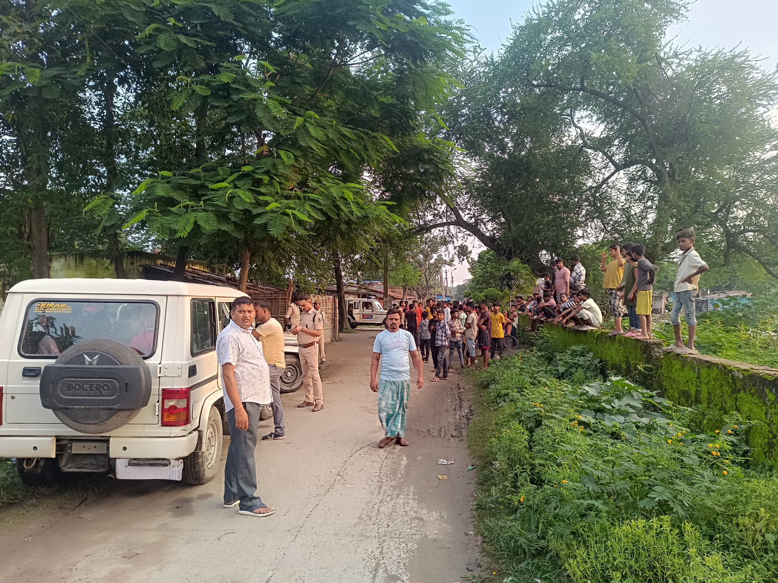 किशनगंज में खगड़ा रेड लाइट एरिया पर पुलिस  की छापेमारी, 5 युवतियों और 2 युवकों को हिरासत में लिया