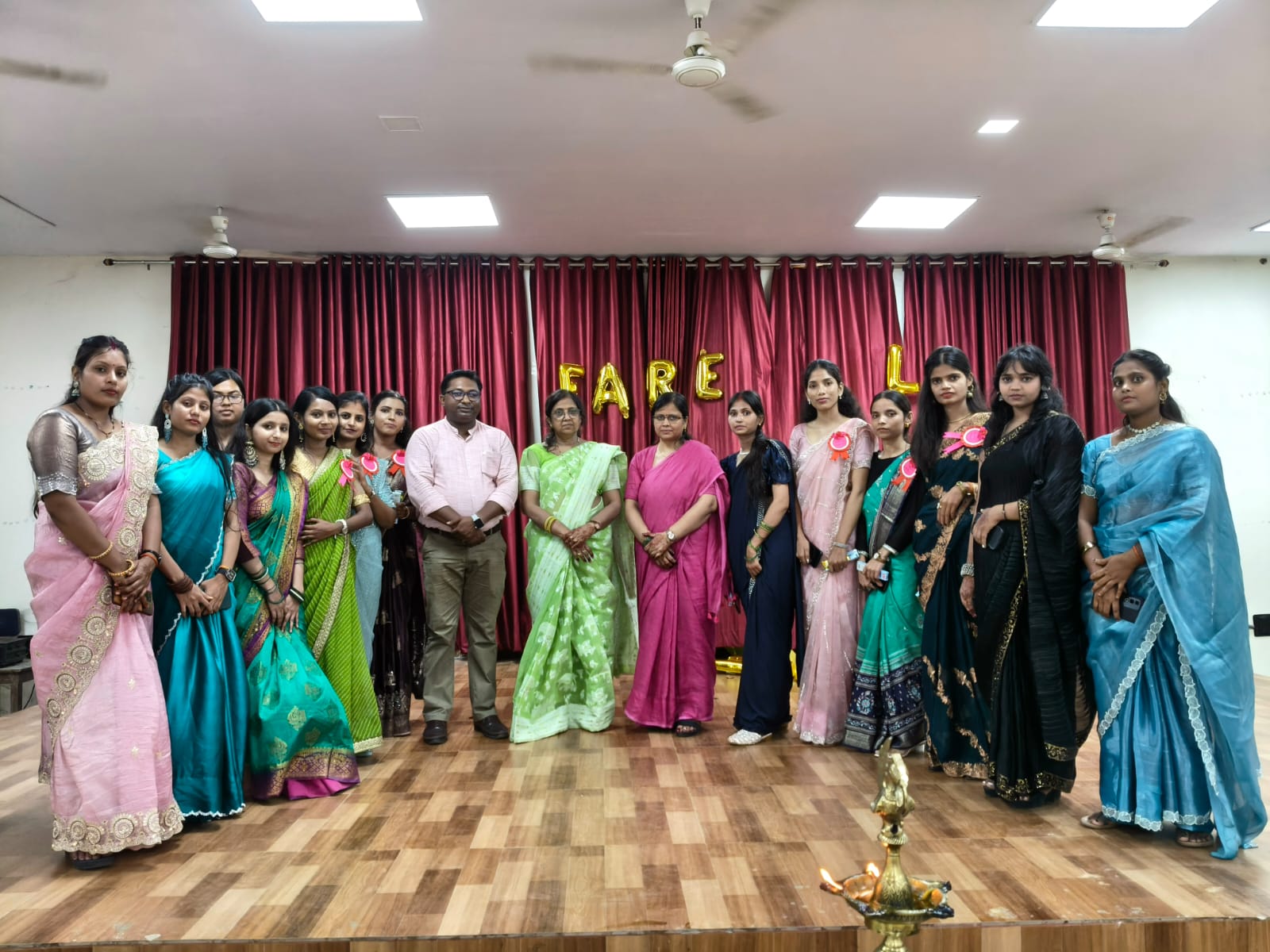 एसएम कॉलेज के राजनीति विज्ञान विभाग में एमए थर्ड सेमेस्टर की छात्राओं ने सीनियर को दिया फेयरवेल