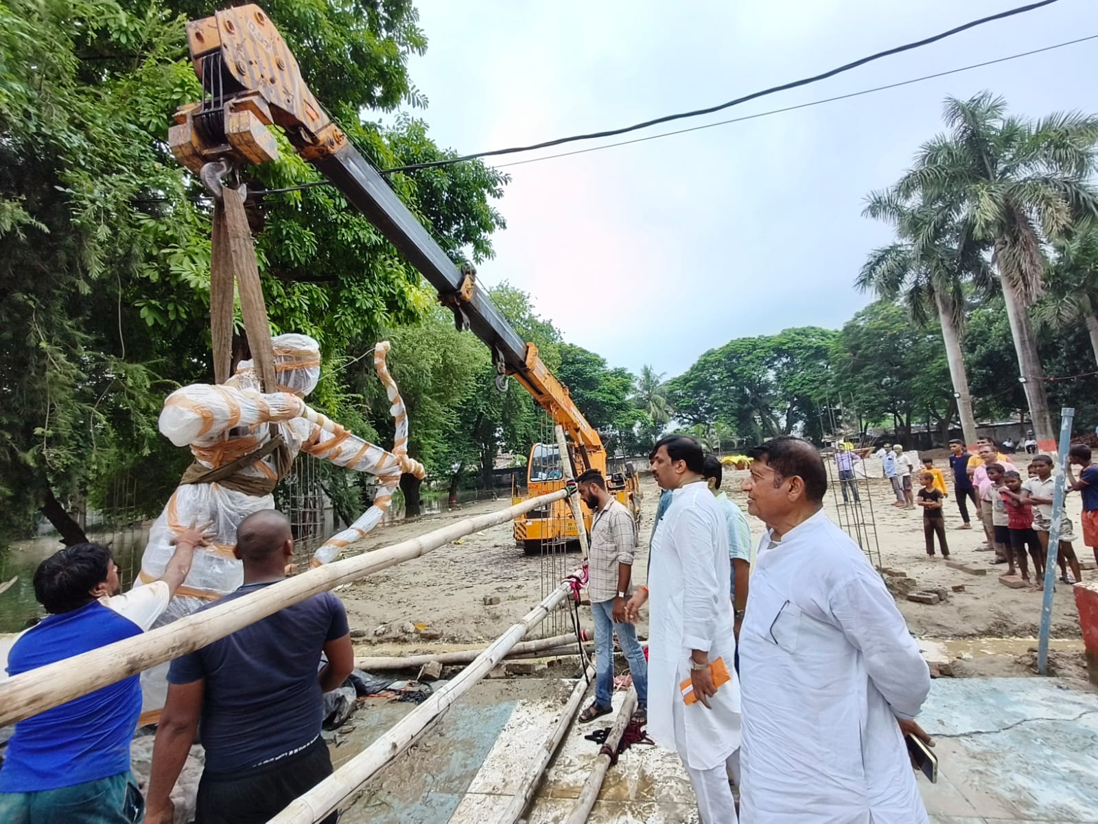 राजस्थान के जयपुर में निर्मित तिलकामांझी की प्रतिमा को क्रेन से शेड पर चढ़ाया, राष्ट्रपति करेंगी अनावरण