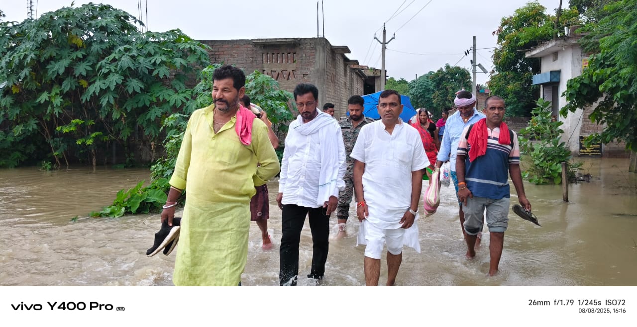 बाढ़ निरीक्षण के दौरान गंगा में बहने से बाल-बाल बचे बीजेपी विधायक — बोले, धार वंदे भारत और जेट से भी तेज