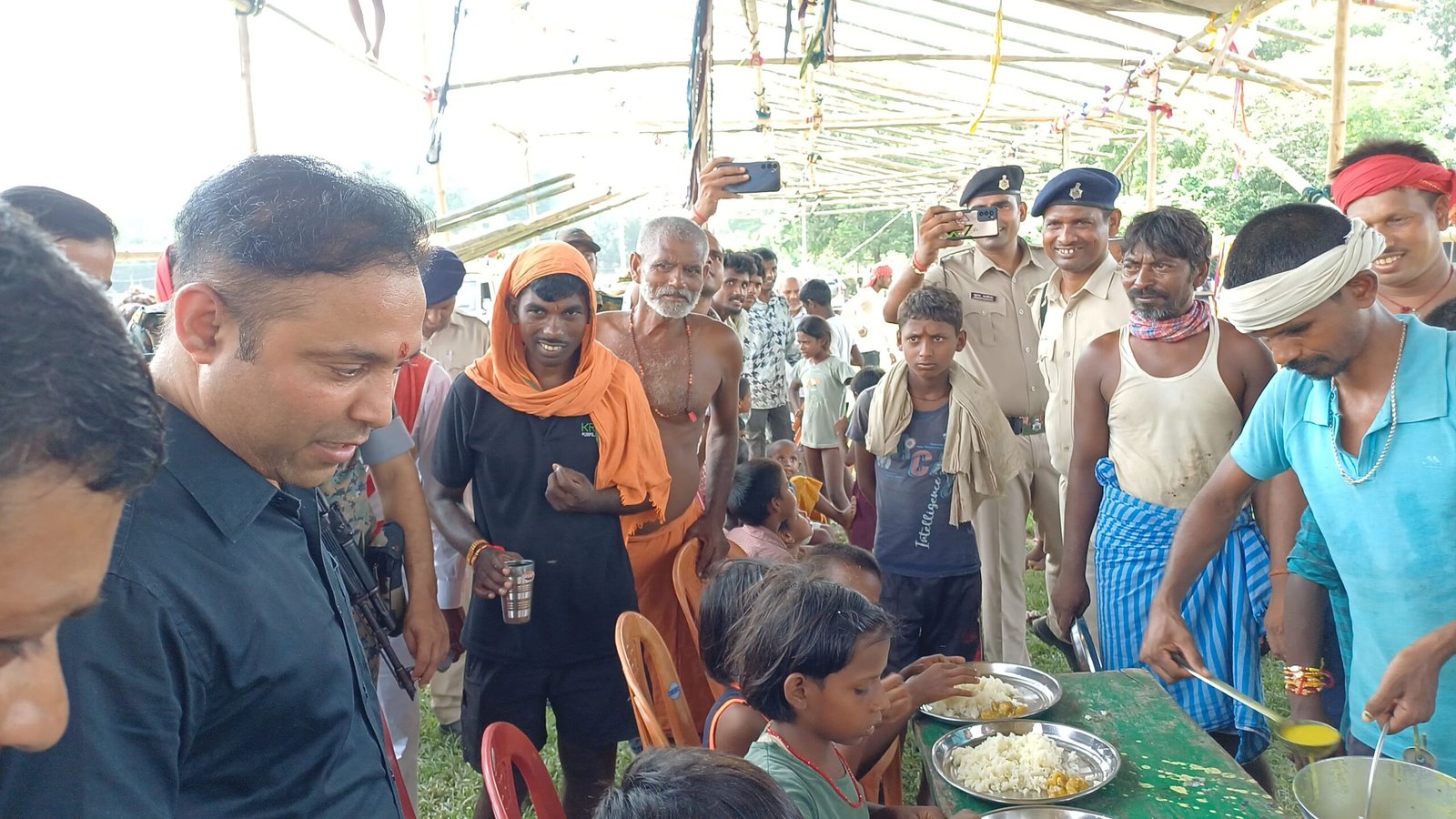 जिलाधिकारी ने बाढ़ राहत शिविरों का किया निरीक्षण, ली व्यवस्थाओं की जानकारी