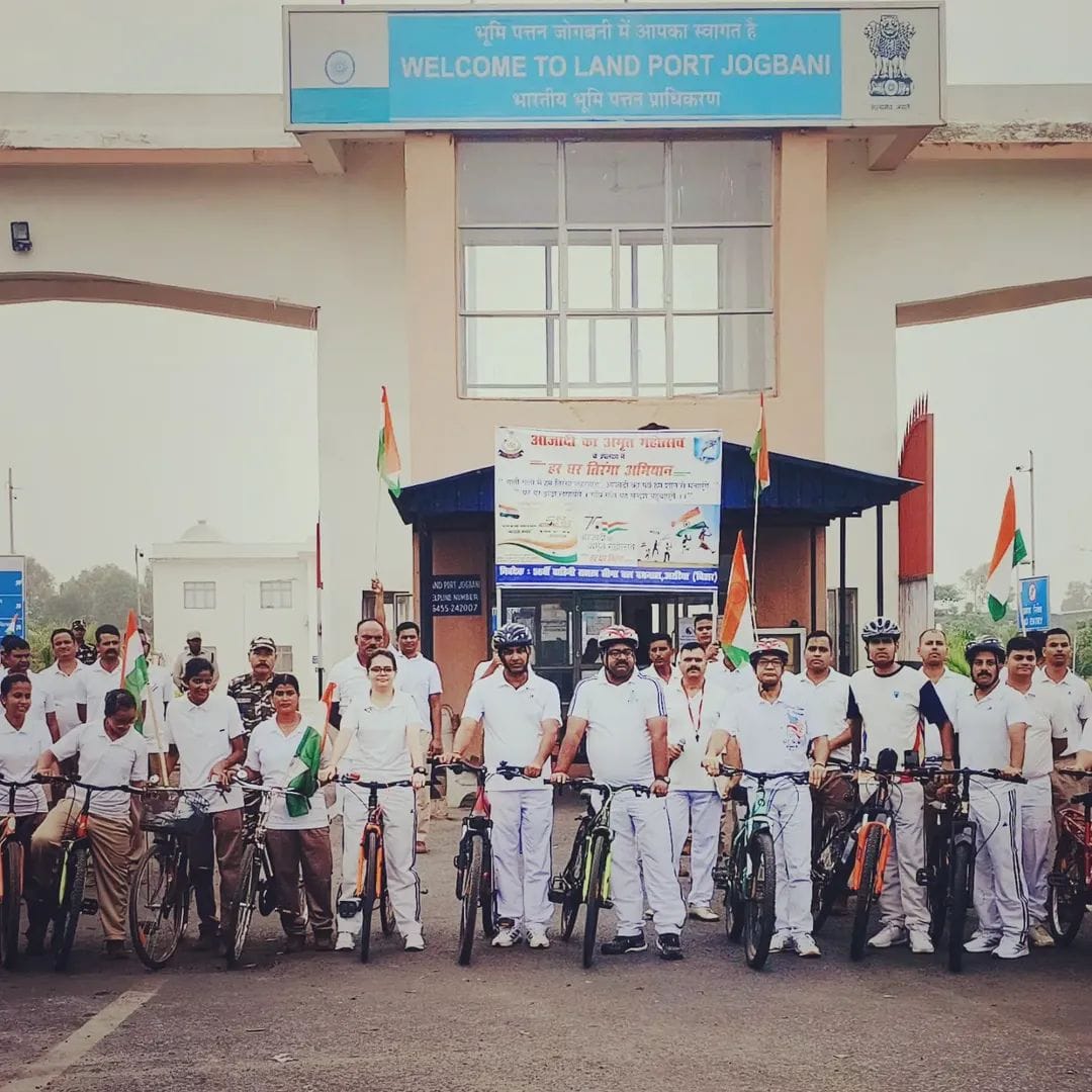हर घर तिरंगा अभियान के तहत एसएसबी जवानों ने बथनाहा से जोगबनी आईसीपी गेट तक निकाली साइकिल और बाइक रैली