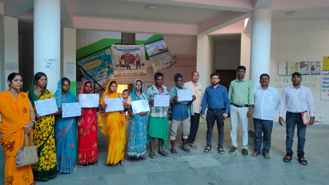 अंचलाधिकारी ने भूमिहीन परिवारों के बीच बंदोबस्ती बासगीत पर्चा का वितरण किया