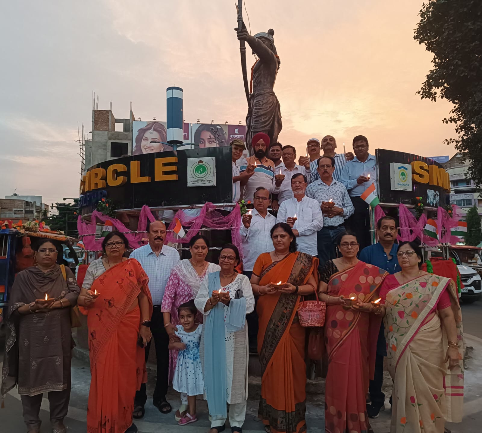 79 दीपों से शहीदों को नमन: नागरिक विकास समिति ने स्वतंत्रता दिवस की पूर्व संध्या पर किया आयोजन