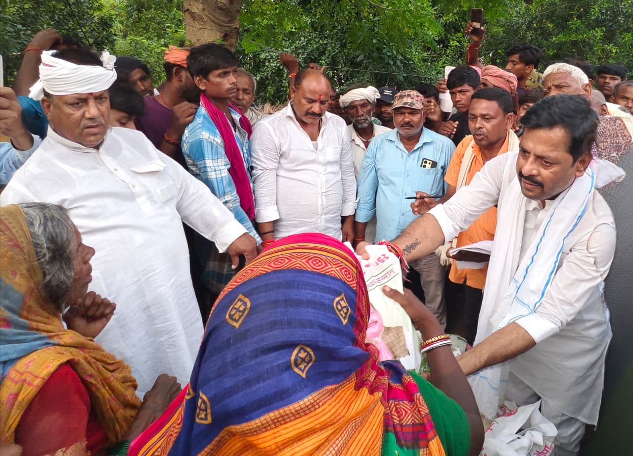 गोपालपुर में बाढ़ पीड़ितों के बीच सभापति प्रतिनिधि डब्लू यादव ने बांटी राहत सामग्री