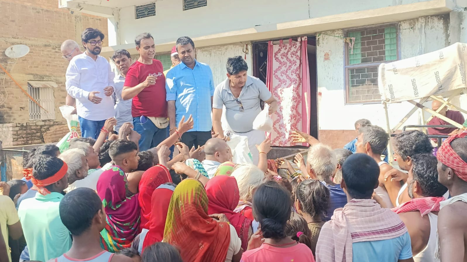 नाथनगर के गोसाईदासपुर में आंगिक इंडिया फाउंडेशन ने बांटी बाढ़ राहत सामग्री