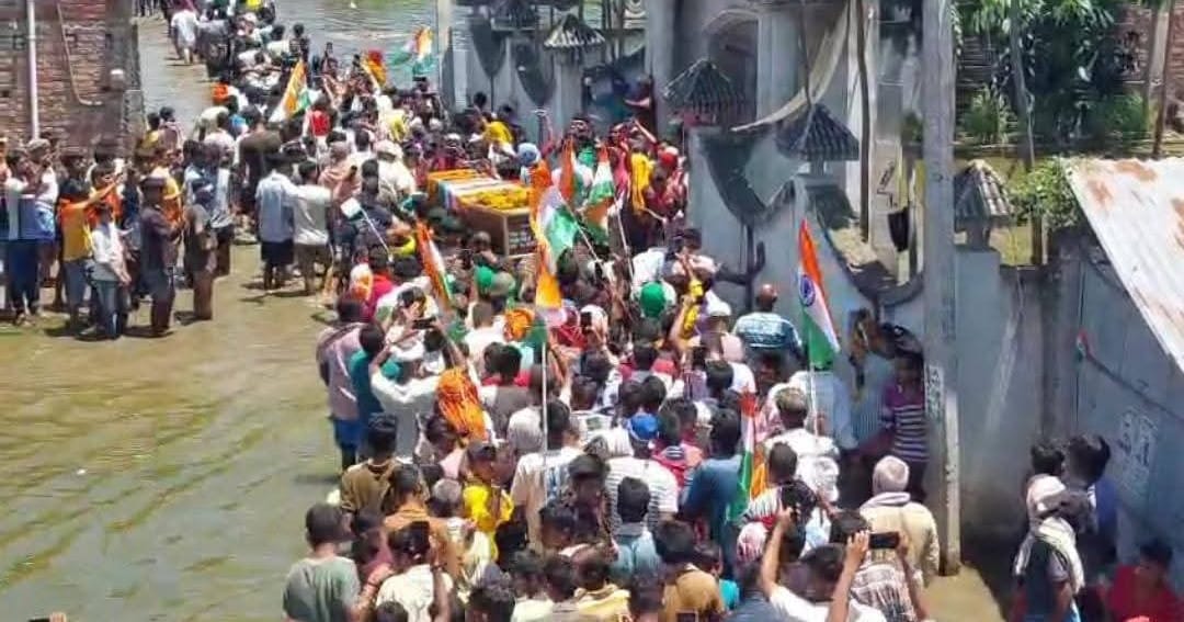 मां की चीत्कार, बेटे की चुप्पी और तिरंगे में लिपटा वीर,  बाढ़ में विदा हुआ भारत मां का लाल