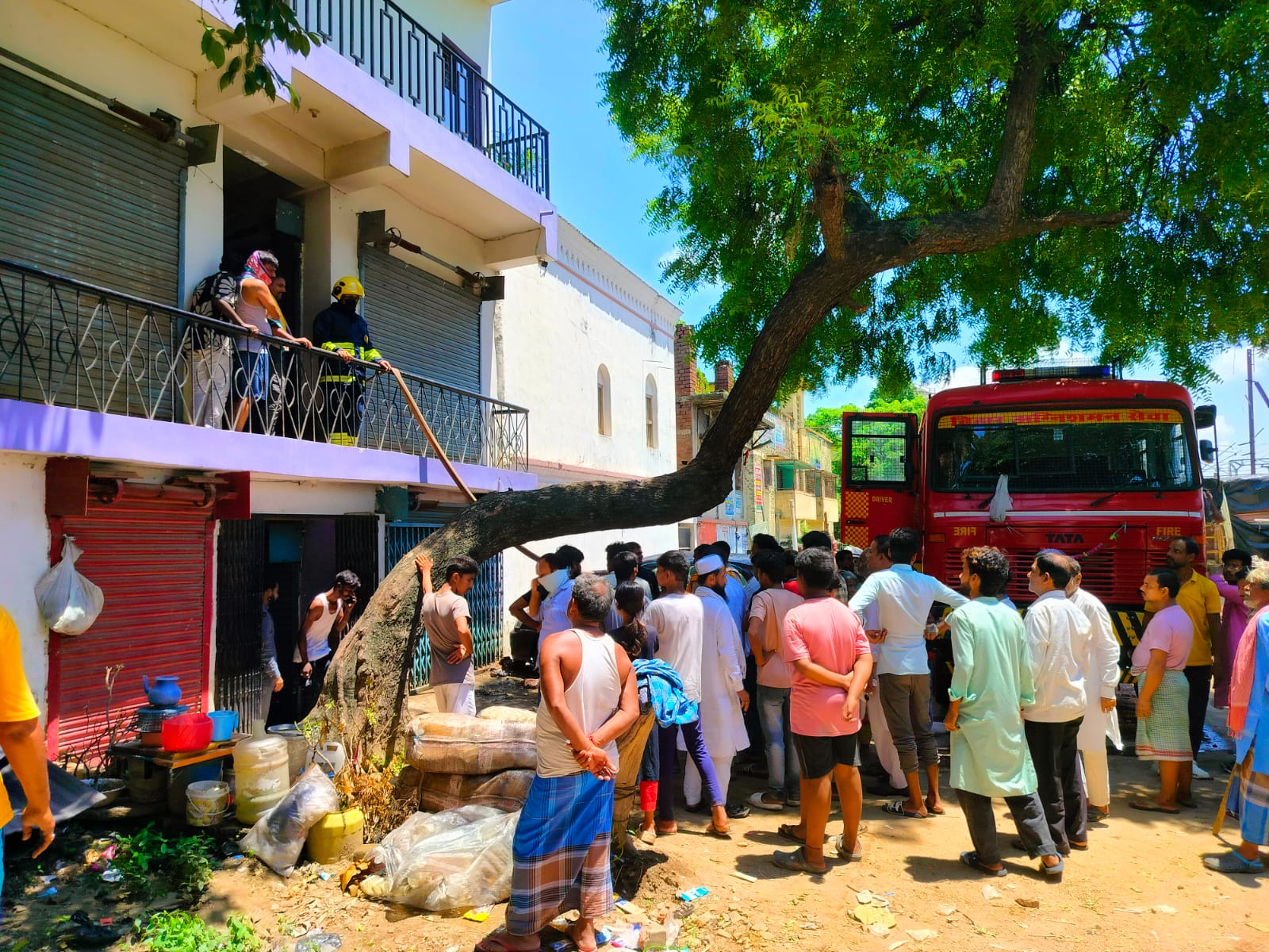 भागलपुर: शहादत हुसैन लेन के चप्पल गोदाम में आग, लाखों का नुकसान