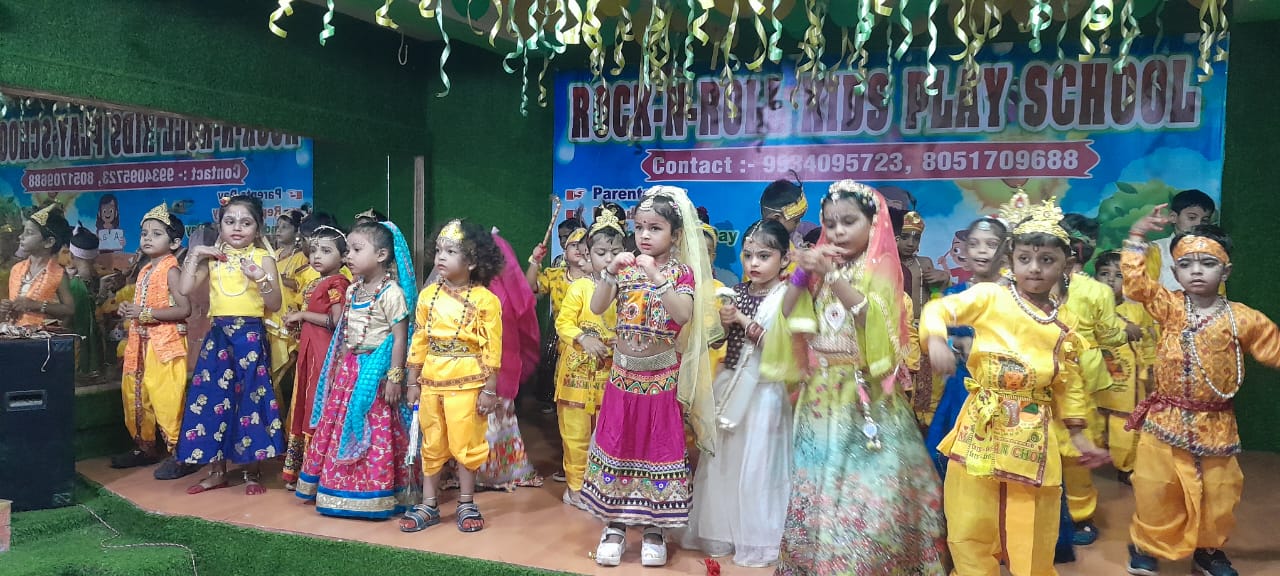 रॉक एन रोल में जन्माष्टमी उत्सव में झूमे नन्हें राधा-कृष्ण