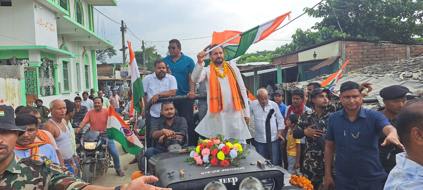छातापुर में निकली भव्य तिरंगा यात्रा, सोहठा में जेसीबी से फूल बरसाकर हुआ स्वागत