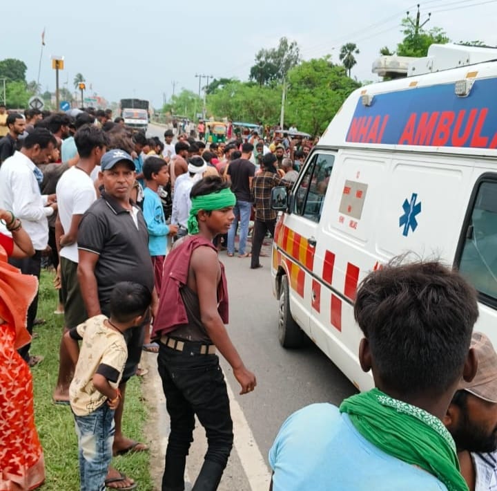 सड़क हादसे में बाइक सवार महिला की मौत, पति बुरी तरह जख्मी