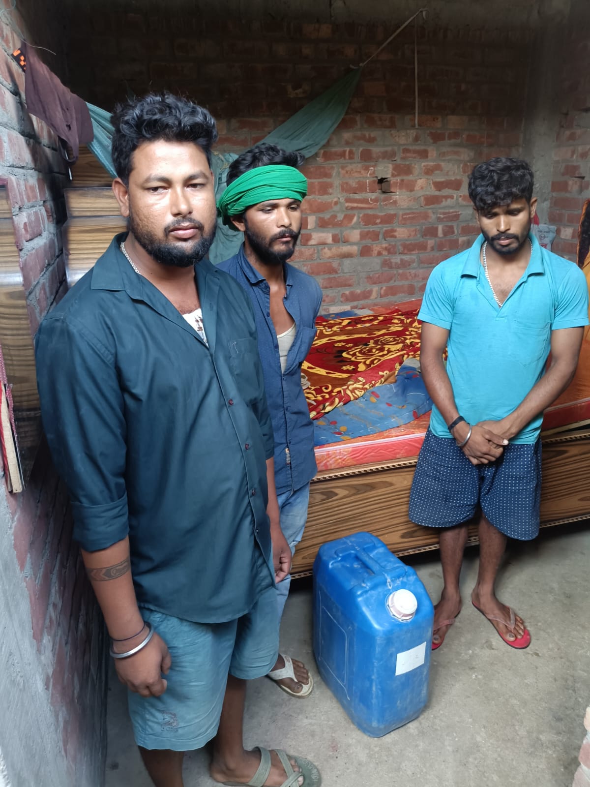 खगड़िया:चौथम पुलिस ने विशेष अभियान के तहत 35 लीटर देशी शराब के साथ 3 कारोबारी को हिरासत में लिया
