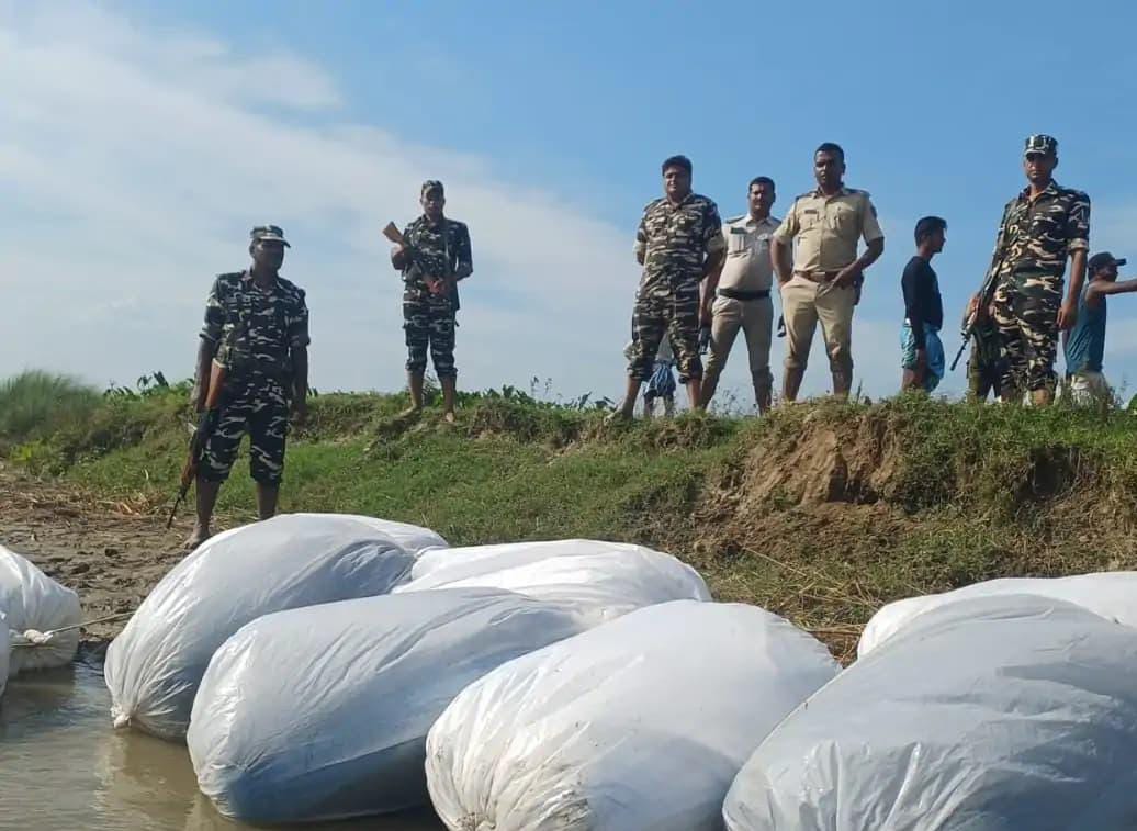 भारत-नेपाल सीमा पर कोढ़ोबारी पुलिस व एसएसबी की संयुक्त कार्रवाई, तंबाकू और यूरिया की बोरियां बरामद