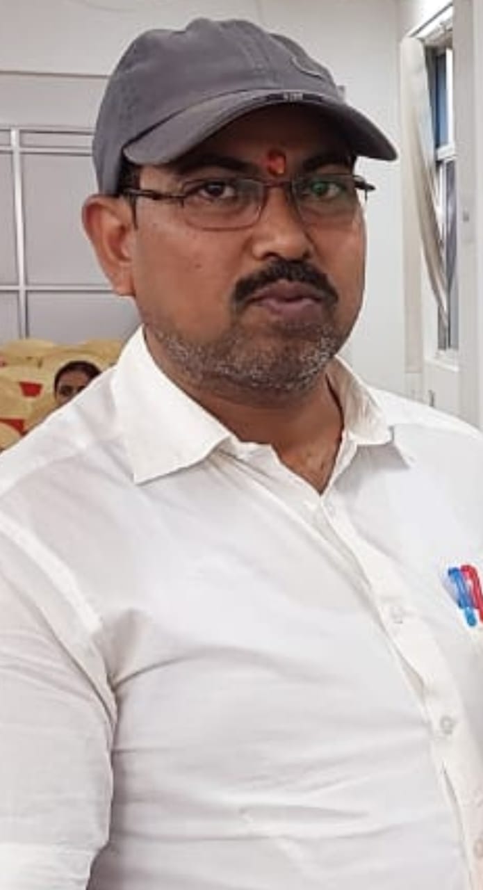 क्लर्क ने छात्रा के साथ की छेड़खानी,अभिभावक ने स्कूल पहुंचकर किरानी को पीटा, मौके पर पहुंची पुलिस