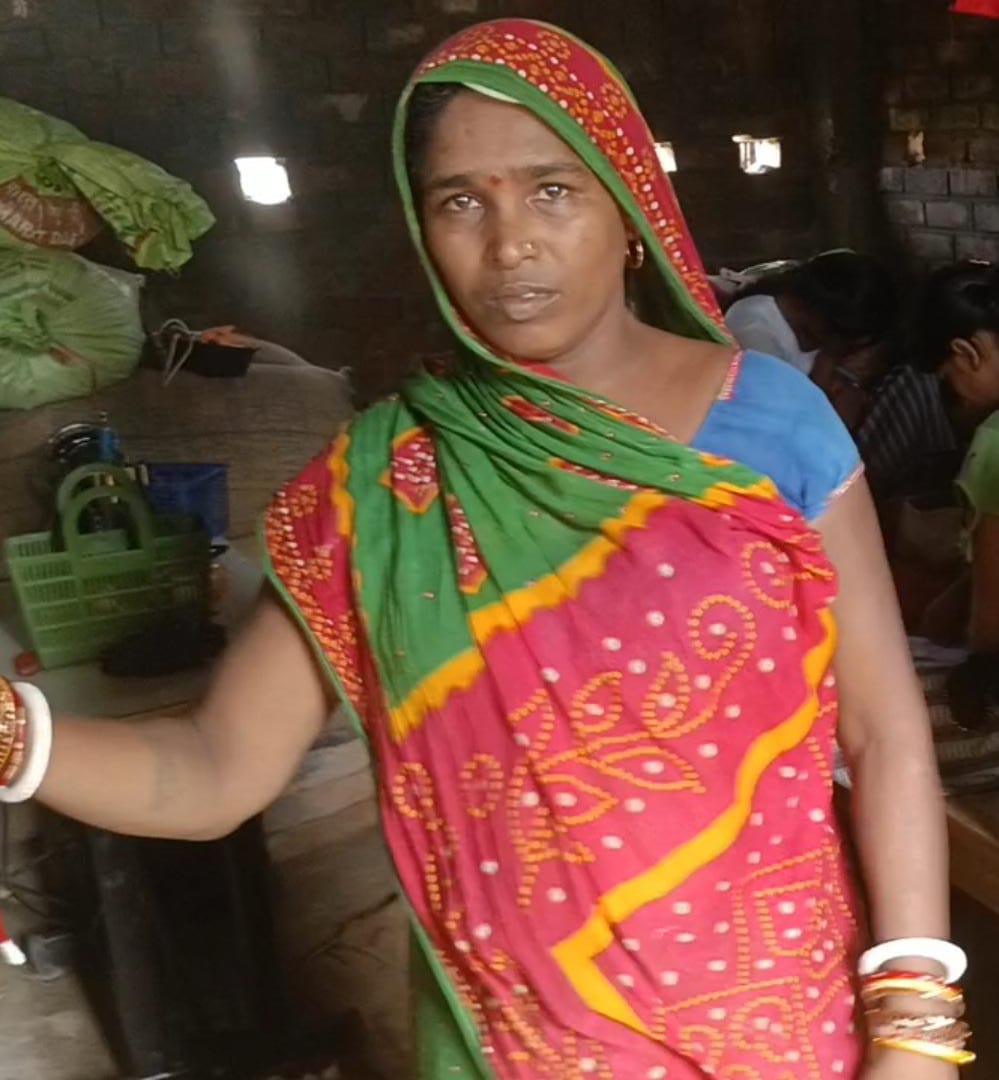 खगड़िया: चौथम के ठुठ्ठी गांव में पुलिस ने छापेमारी कर महिला तस्कर को देशी शराब और हथियार के साथ किया गिरफ्तार