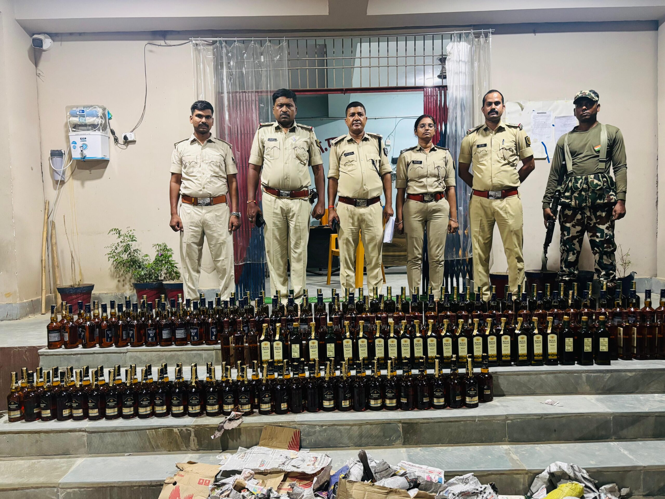 नाव से लाई जा रही 162 लीटर विदेशी शराब व मारुति कार जब्त, चालक फरार