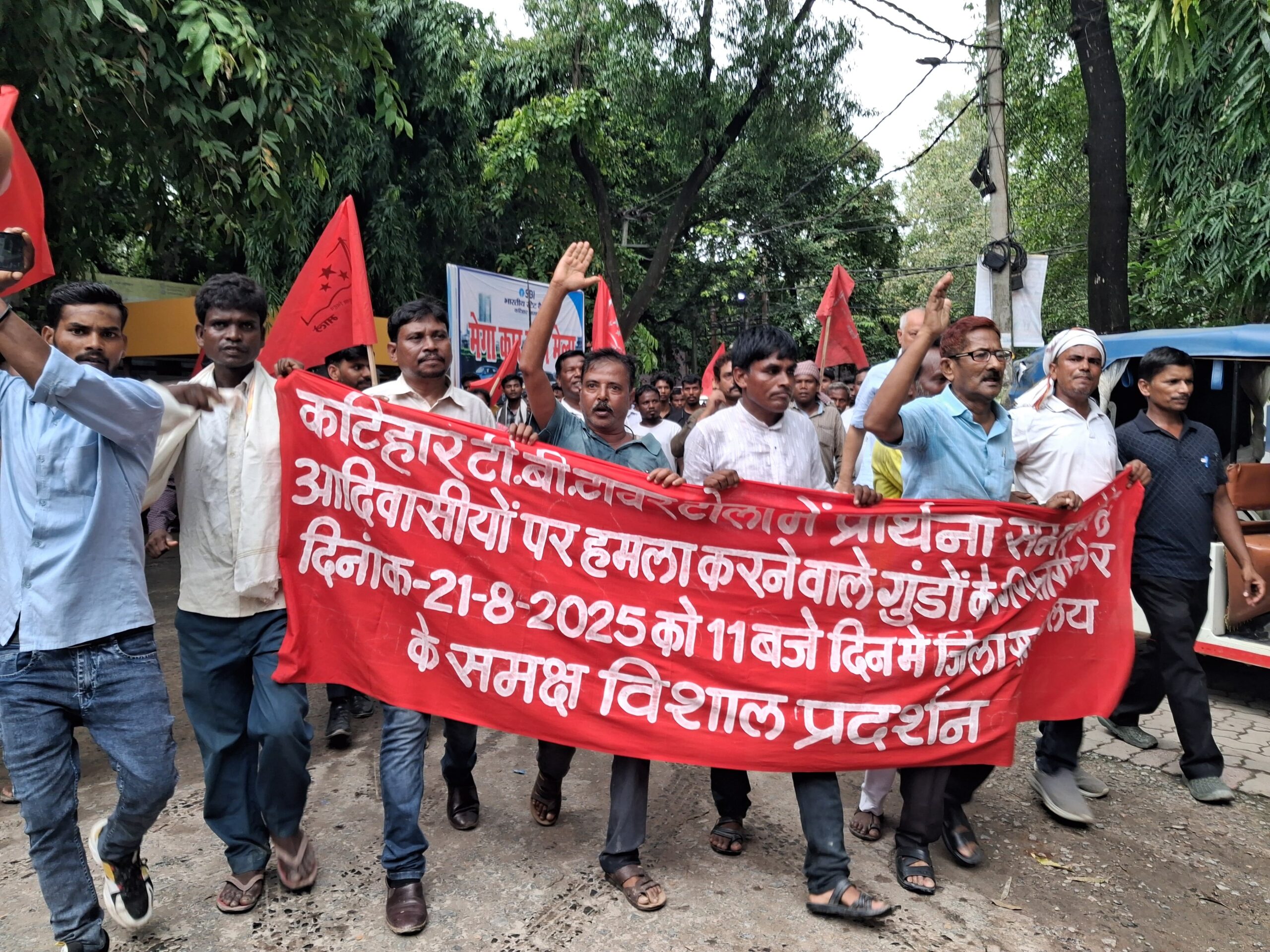 धर्मांतरण विवाद पर न्याय की मांग, समाहरणालय के सामने आदिवासी समाज ने किया जोरदार प्रदर्शन