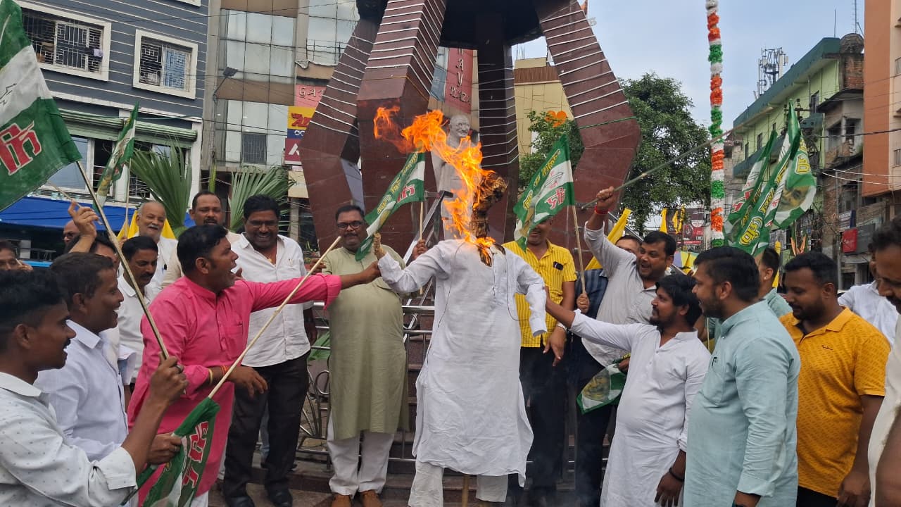 जदयू ने राहुल गांधी का किया पुतला दहन